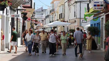 Calle de Chiclana con personas caminando.