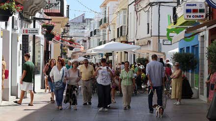 Calle de Chiclana con personas caminando.