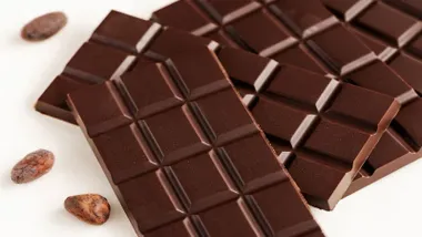 Varias tabletas de chocolate negro y pepitas.