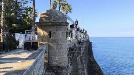 Garita de la Alameda en Cádiz con cielos despejados y estructuras al fondo para la regata Sail GP.