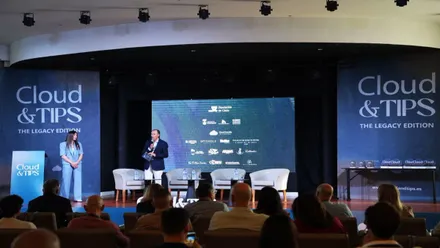 Inauguración de Cloud&Tips en Chiclana, escenario con fondo azulado.