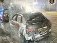 Un vehículo queda calcinado y las llamas afectan a otro coche aparcado en Jerez