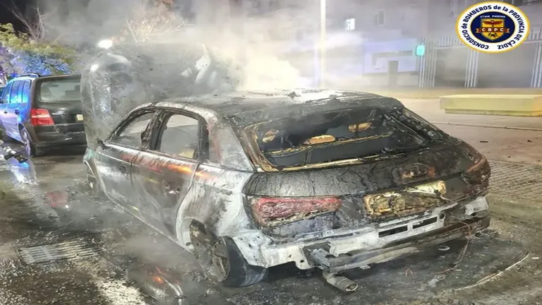 Vehículo calcinado desde su parte trasera.