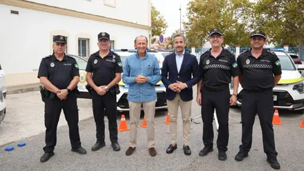 Automóviles nuevos, delante las autoridades.