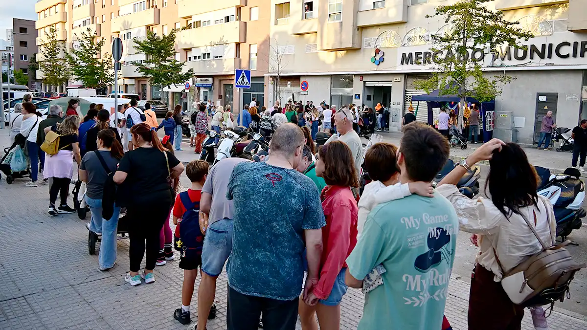Colas para acceder al Mercado del Rosario.