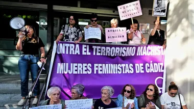Un grupo de las decenas de mujeres y hombres que se han concentrado ante la sede del SAS en Cádizpara exigir explicaciones por el escándolo de los cribados.