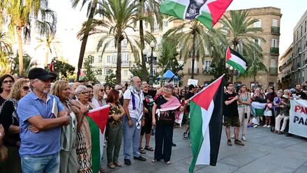 Multitud de personas reunidas en la Plaza de San Juan de Dios de Cádiz durante la concentración del 2 de octubre por Palestina.