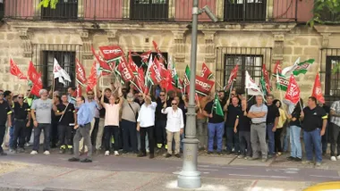 Manifestantes con pancartas de CCOO del Consorcio de Aguas.
