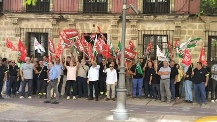 Manifestantes con pancartas de CCOO del Consorcio de Aguas.