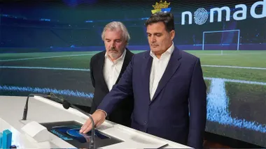 Rafael Contreras pulsa el botón del inicio de la cotización. Foto: Cádiz CF.