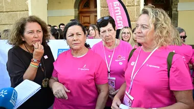 Maripaz Ríos, coordinadora de Agamama, primera por la izquierda atienda a los medios durante los actos por el Día Internacional del Cáncer de Mama en Cádiz. Foto. Eulogio García.