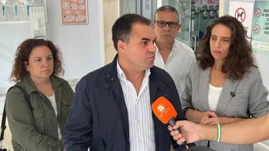 Juan Cornejo siendo preguntado por periodistas.