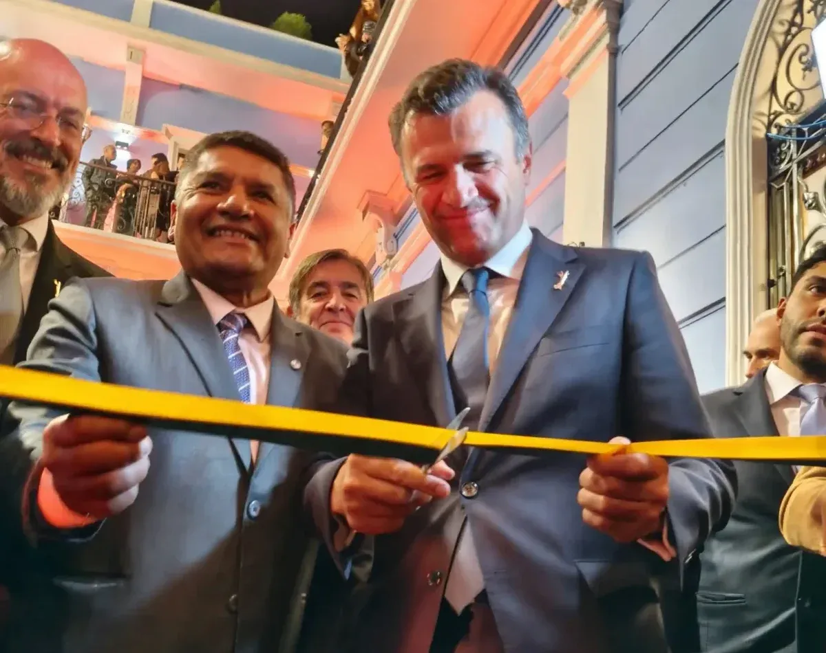 Bruno García y Víctor Hugo Rivera, alcalde de Arequipa, realizan el corte de cinta en un acto inaugural vinculado al Congreso de la Lengua.