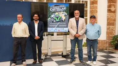 Representantes y autoridades posan junto al cartel de la Cronometrada 2025 de Castellar.