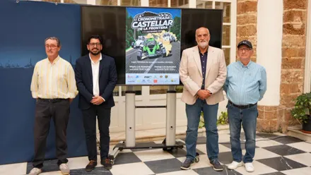 Representantes y autoridades posan junto al cartel de la Cronometrada 2025 de Castellar.