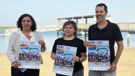 Momento de la presentación en la que los organizadores posan con el cartel en las manos.