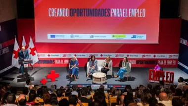 Escenario de La Feria del Empleo de Cruz Roja reunida en San Fernando.
