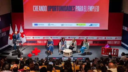Escenario de La Feria del Empleo de Cruz Roja reunida en San Fernando.