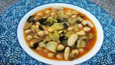 Plazo con un guiso roteño de berzas.