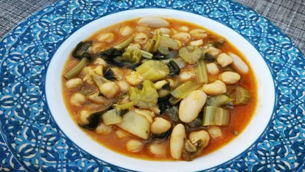 Plazo con un guiso roteño de berzas.