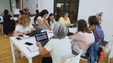 Diferentes mujeres con ordenadores en un curso en Rota por el empleo y capacitación.