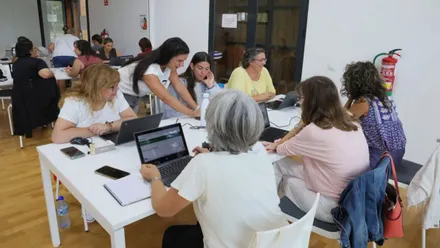 Diferentes mujeres con ordenadores en un curso en Rota por el empleo y capacitación.