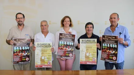 Organizadores sostienen en sus manos los carteles de la actividad solidaria.