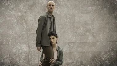 Dos intérpretes de la compañía Maduixa durante una representación de *Dominaire*, espectáculo de danza contemporánea que se presenta este viernes en el 40º Festival Iberoamericano de Teatro de Cádiz.