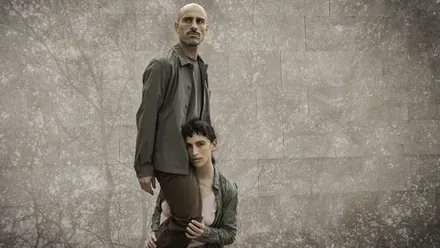 Dos intérpretes de la compañía Maduixa durante una representación de *Dominaire*, espectáculo de danza contemporánea que se presenta este viernes en el 40º Festival Iberoamericano de Teatro de Cádiz.