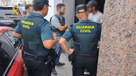 Cuatro agentes detienden al presunto autor del robo en una subestación eléctrica.