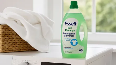 Bote de detergente verde sobre una lavadora.