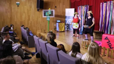 Actores de un cuentacuentos en el escenario en Rota.