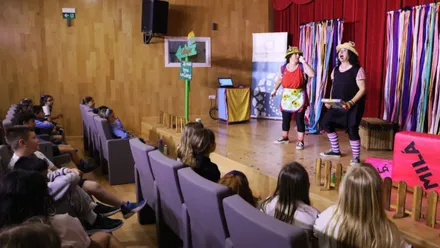 Actores de un cuentacuentos en el escenario en Rota.