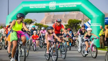Adultos y niños con sus bicicletas en San Fernando.