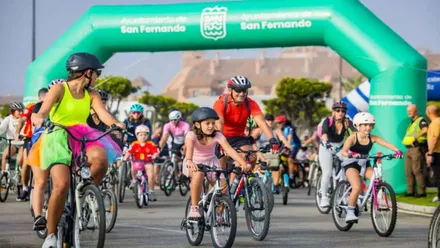 Adultos y niños con sus bicicletas en San Fernando.