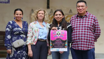 Delegada del Ayunamiento de Rota junto a representantes de la comunidad mexicana presentando el cartel.