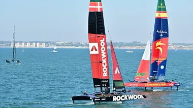 Los F50 de España y Dinamarca navegan muy cerca en aguas de la Bahía de Cádiz.