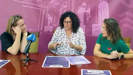 Tres mujeres conversan en el marco de la presentación en Puerto Real de las jornadas.