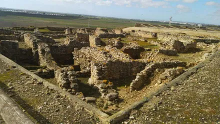 Muros de construcciones en el yacimiento del Castillo de Doña Blanca en El Puerto.