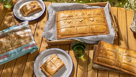 Diferentes empanadas de atún sobre una mesa de madera.