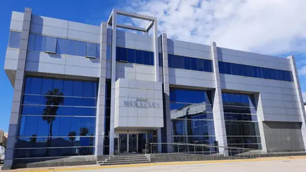 Fachada del edificio Heracles en la Zona Franca de Cádiz.