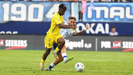 Efe Aghama controla un balón ante un defensor del Málaga CF durante el encuentro disputado en La Rosaleda.