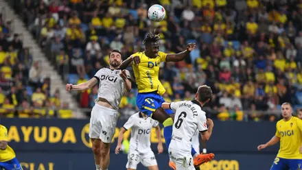 El jugador del Cádiz CF Dawda salta por un balón ante el Burgos CF