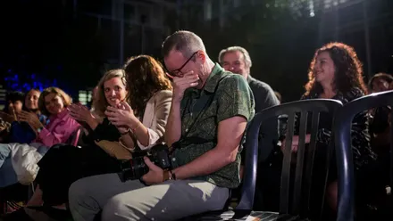 El autor del cortometraje ganador de DocuExprés 2025 se muestra emocionado al escuchar el veredicto durante la gala en el Espacio de Cultura Contemporánea de Cádiz.