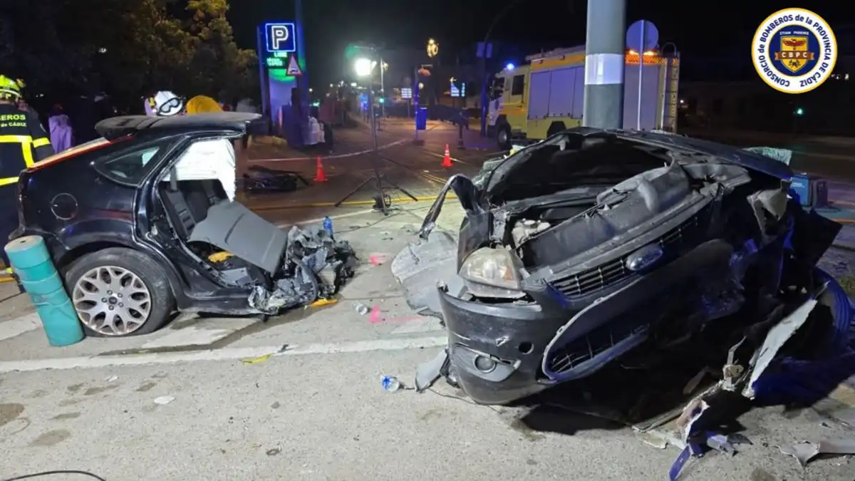 El coche, completamente deformado y partido en dos, tras su extracción de debajo del tranvía.