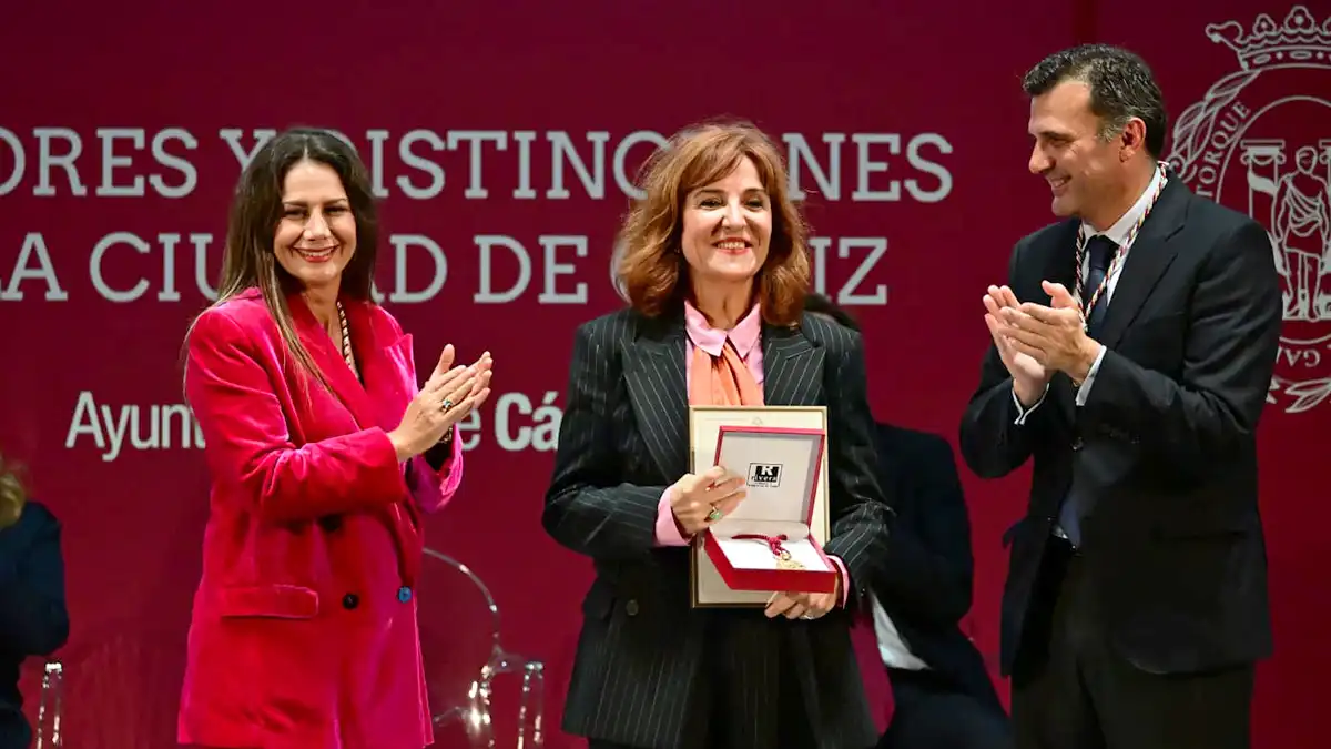La escritora y periodista Elvira Lindo recoge su diploma como Hija Predilecta de Cádiz junto al alcalde de la ciudad y la concejal del PSOE, Rosario Tey.