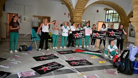 Encierro de las trabajadoras del servicio de impieza de la UCA en la facultad de Filosofía de Cádiz. Foto: Eulogio García.