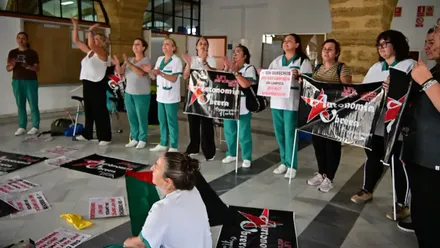Imagen del primer día del encierro de las limpiadoras de la UCA en la facultad de Filosofía, en la que aparecen una decena de ellas.