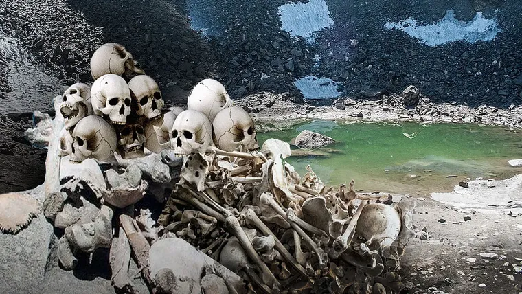 Lago Roopkund al fondo y delante grupo de esqueletos.