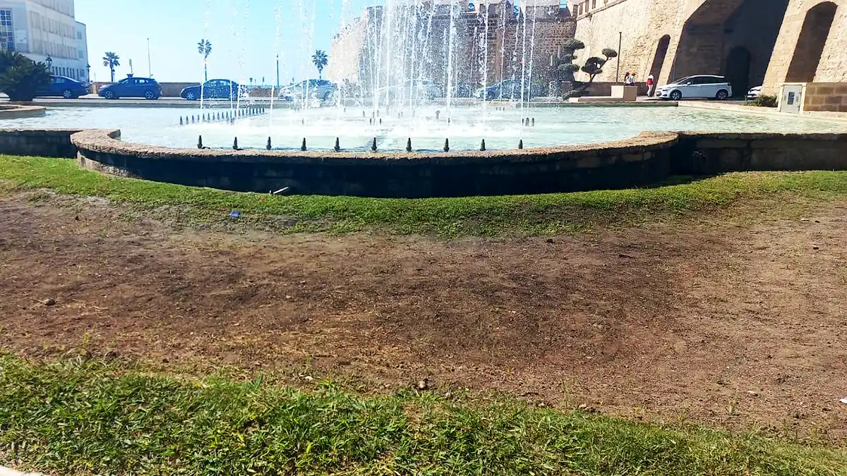Estado actual de los parterres junto a Puerta de Tierra, donde se celebró el espectáculo de clausura de Cádiz Romana.